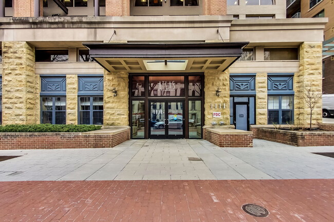 Building Photo - Sunny top-floor studio!