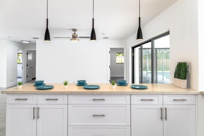 Building Photo - 1001 NW 6th Dr