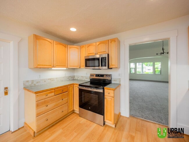 Building Photo - Spacious 4-Bedroom Home with 2-Car Garage, Basement Storage & Flexible Living Space in North Spokane