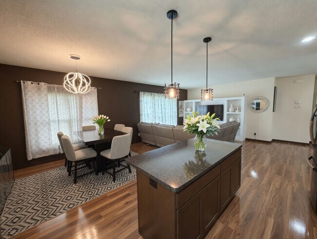 Building Photo - Awesome 4Bed 3Bath Home in Watertown!