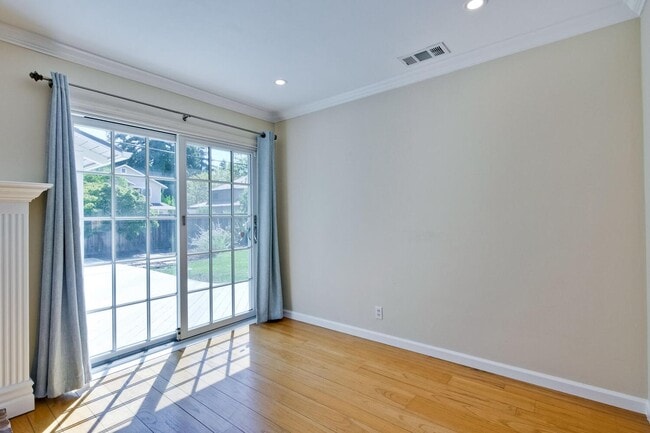 Building Photo - Beautiful 4 bedroom, 3 bath in desirable C...