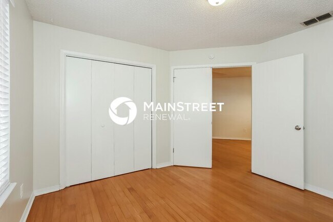 Building Photo - 3 Bedroom Pet-Friendly Home in Jacksonville, FL with Main Street Renewal