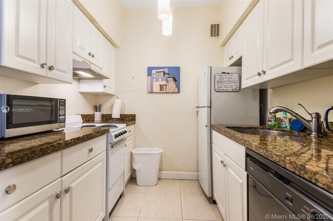 Building Photo - 1100 Collins Ave