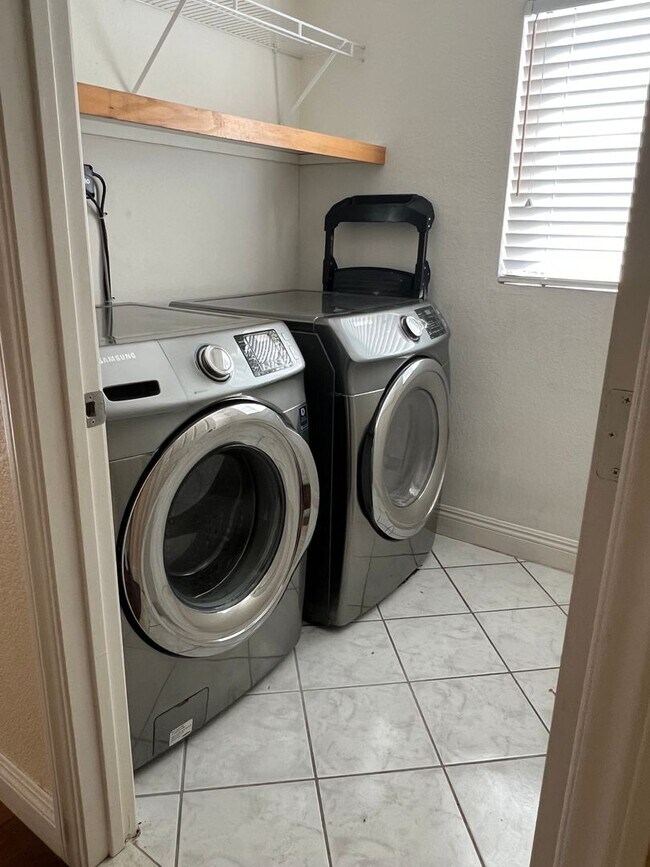 Building Photo - 6 bedroom Home With Pool and Basement