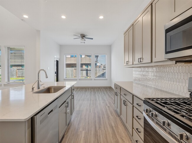 Building Photo - 818 Kingwood Dr