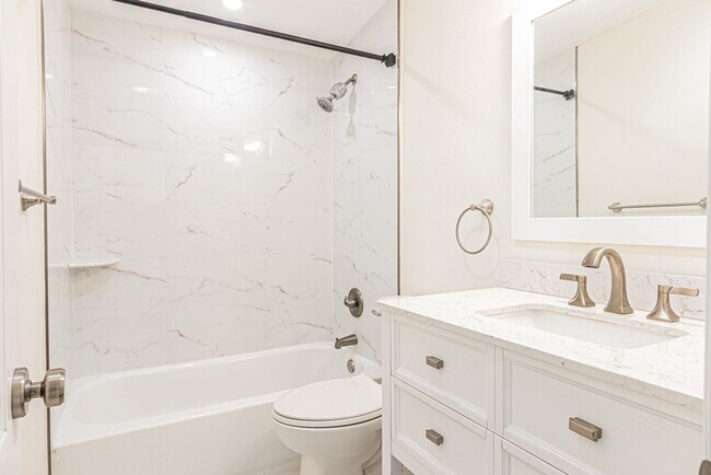 Building Photo - Annual Rental – Pet-Friendly Charming Napl...