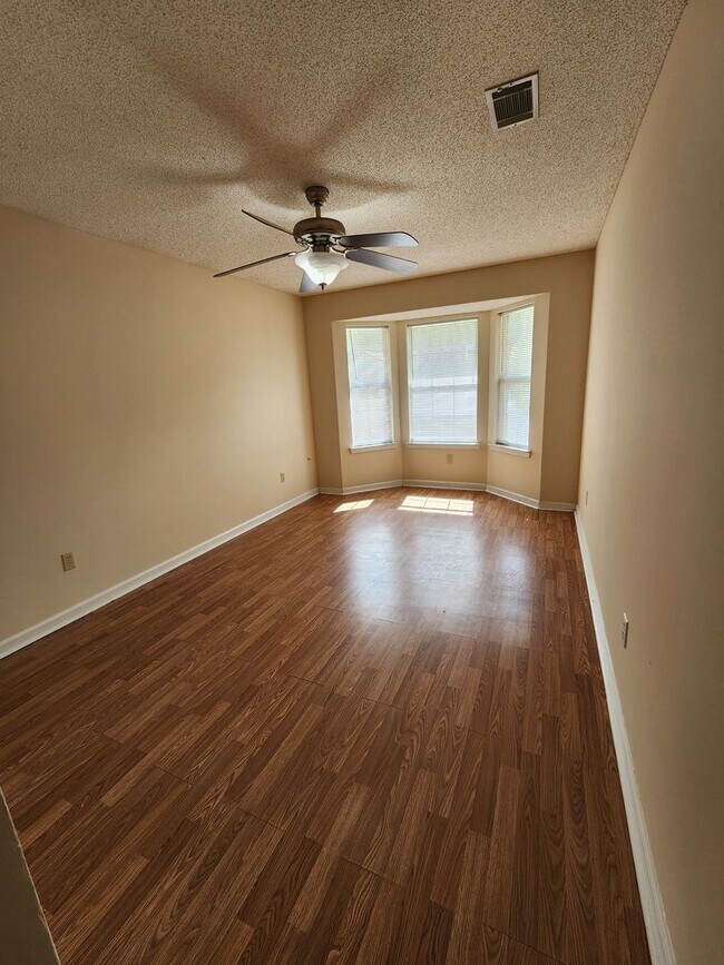 Building Photo - 906 Rice Ct