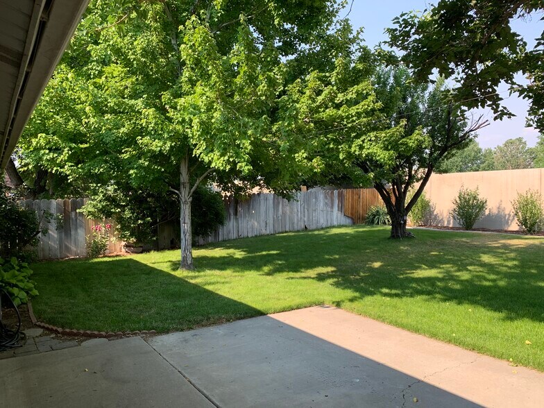 Building Photo - 2960 Chavez Dr