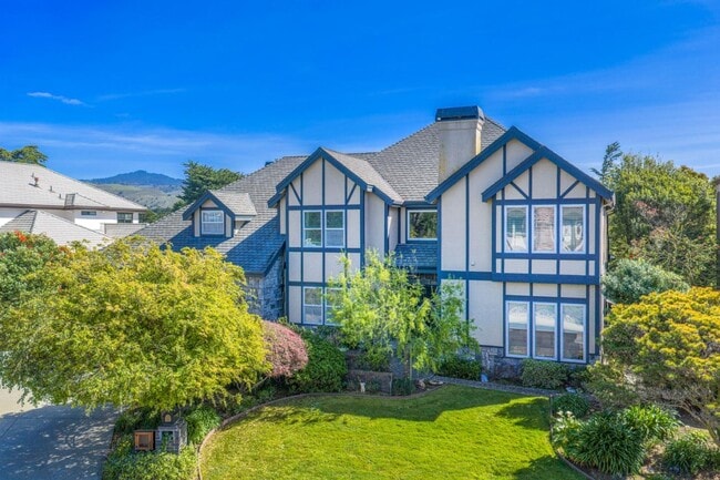 Building Photo - 44 Fairway Pl