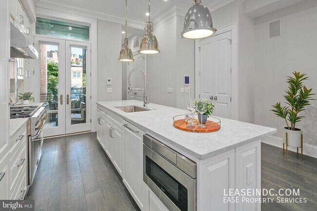 Building Photo - 1330 Vermont Ave NW