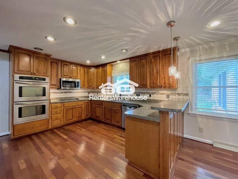 Building Photo - 3305 Camellia Dr