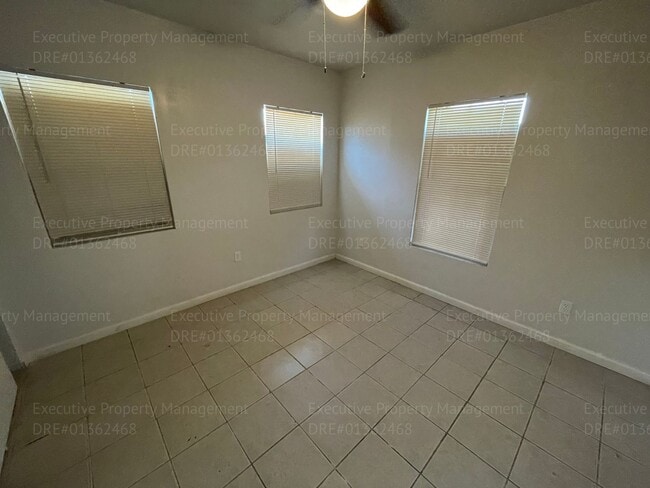 Building Photo - 1 bedroom 1 bathroom  back house with a pr...
