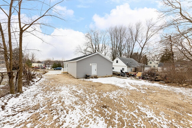 Building Photo - 395 Elder St