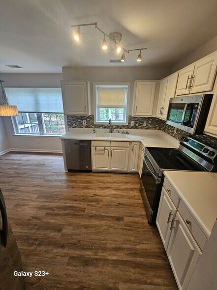 Building Photo - 304 Oak Cove Dr