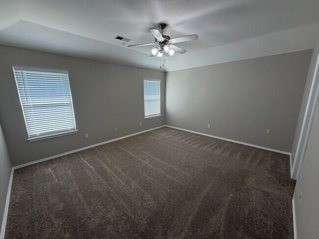 Building Photo - 411 S Pointe Ln