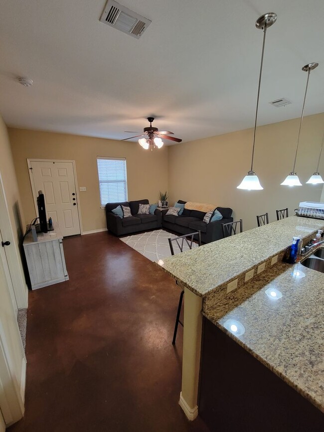 Building Photo - College Station - 3 bedroom / 3 bath / fen...