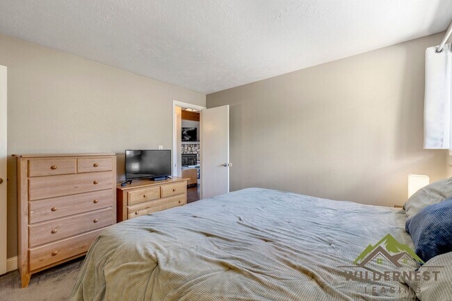 Building Photo - Buffalo Ridge - Spacious unit with Wifi, Covered Parking & Clubhouse