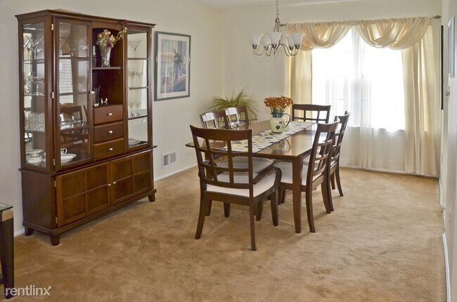 Building Photo - 3 br, 2.5 bath Townhome - 19 Woodward Lane