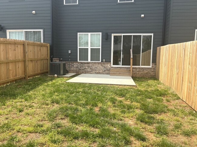 Building Photo - LUXURY Townhome in Winchester....