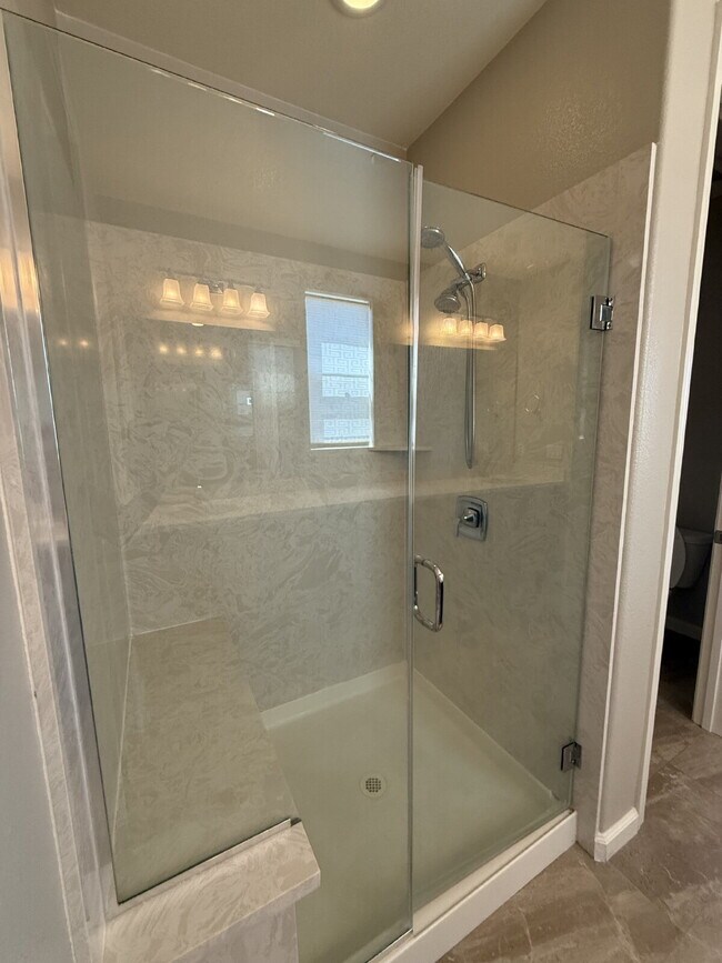 Building Photo - Gorgeous 4 Bed/4 Bath End Unit Condo with ...