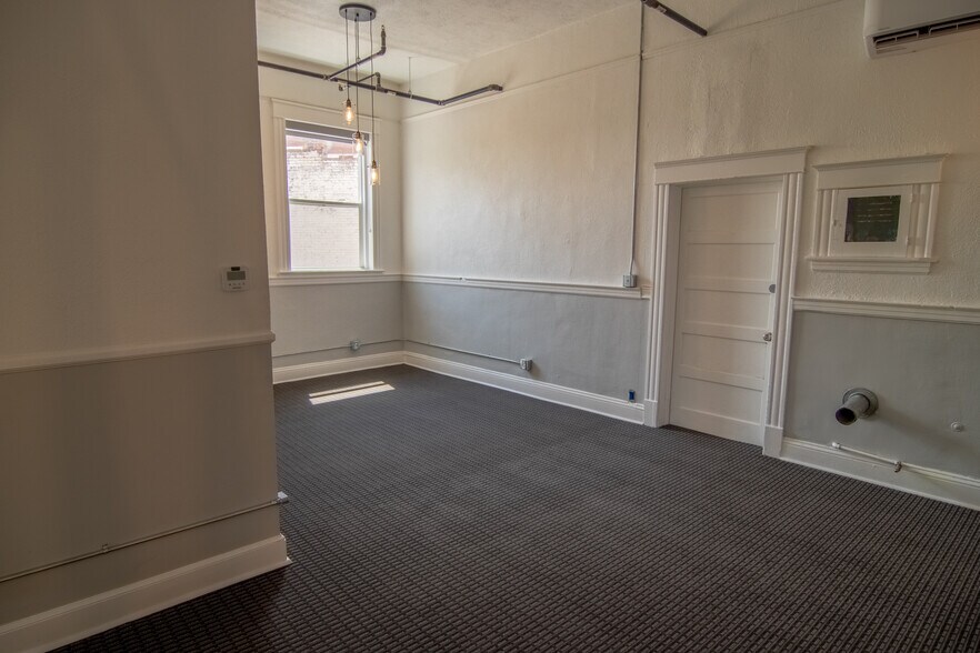 Building Photo - 219 S Grand Ave
