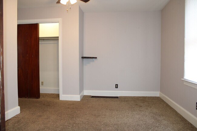Building Photo - 307 Lincoln Way E
