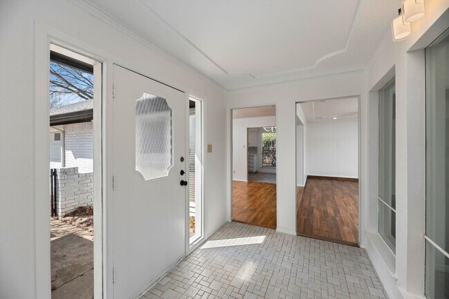 Building Photo - AVAILABLE NOW! BEAUTIFUL 3 BEDROOM HOME LO...