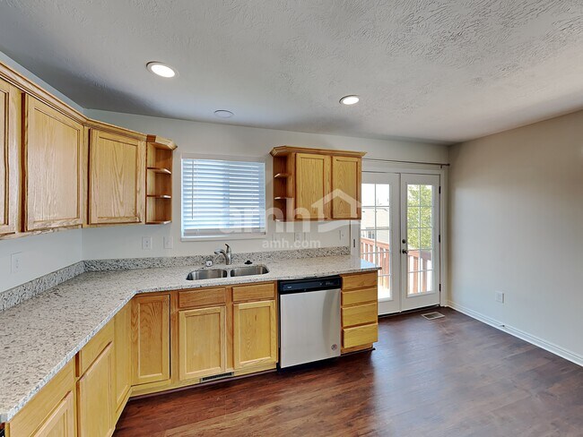 Building Photo - 949 580 E