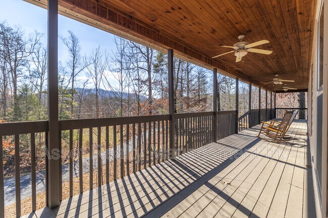 Building Photo - 306 White Cap Ln