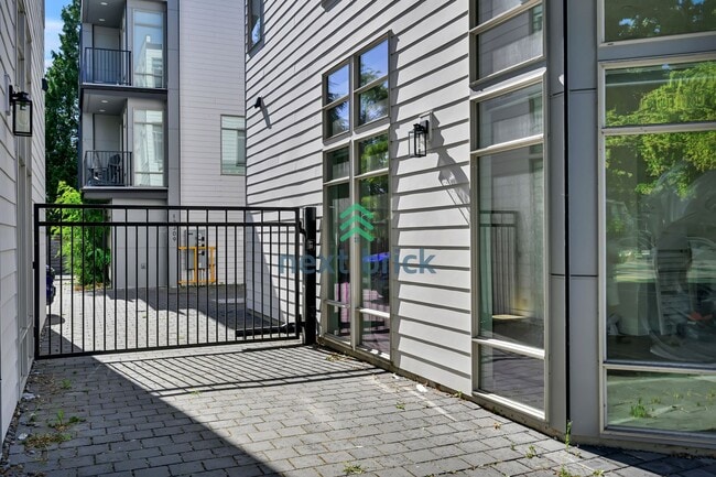 Building Photo - Modern Luxury 3 bedrooms and 2 bathrooms T...