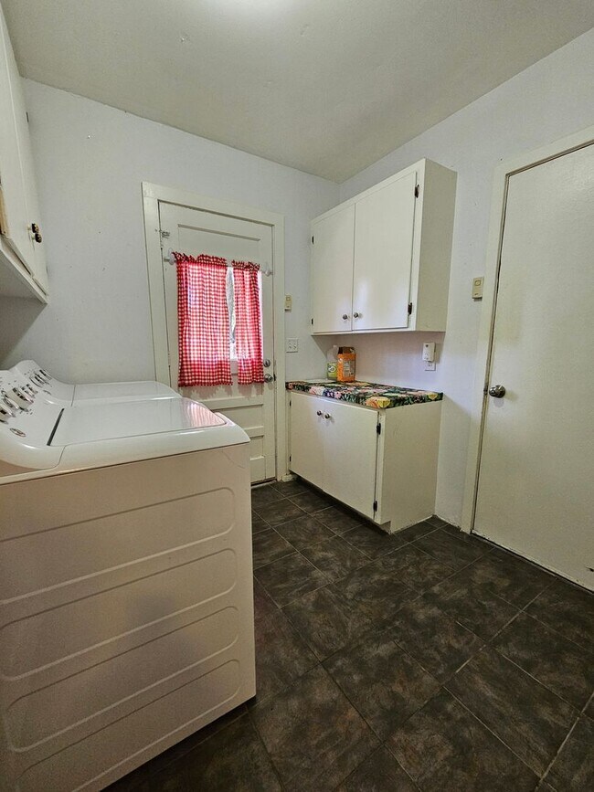 Building Photo - (3) Bed/(1.5) Bath Near Core Norman and OU...