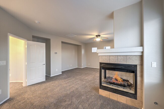 Building Photo - Gorgeous 6Bed/5Bath/4Car, 2-Story Home located in the Mountains Edge