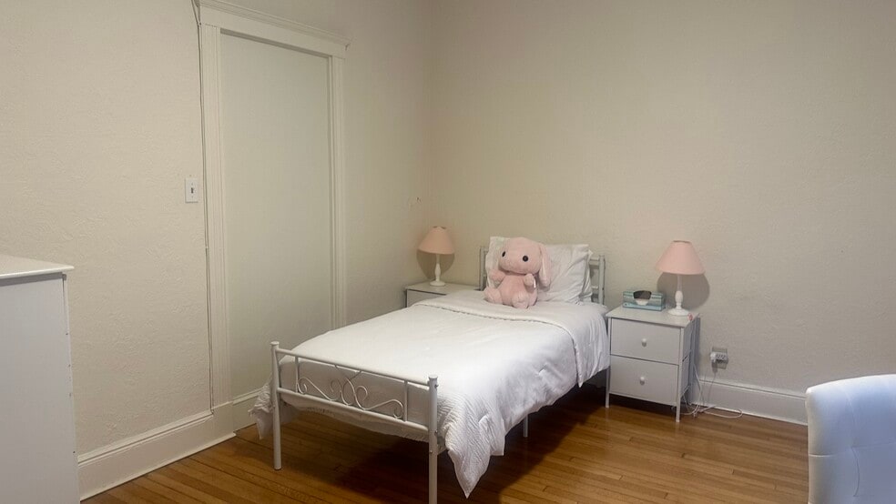 Building Photo - 18 Alton Pl