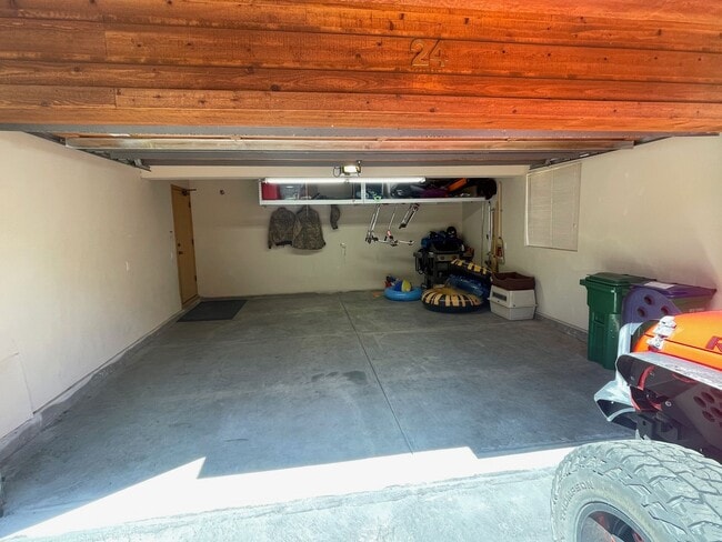 Building Photo - Low Elevation Home