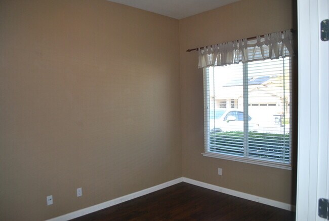Building Photo - Gorgeous home in Springfield at Whitney Oaks