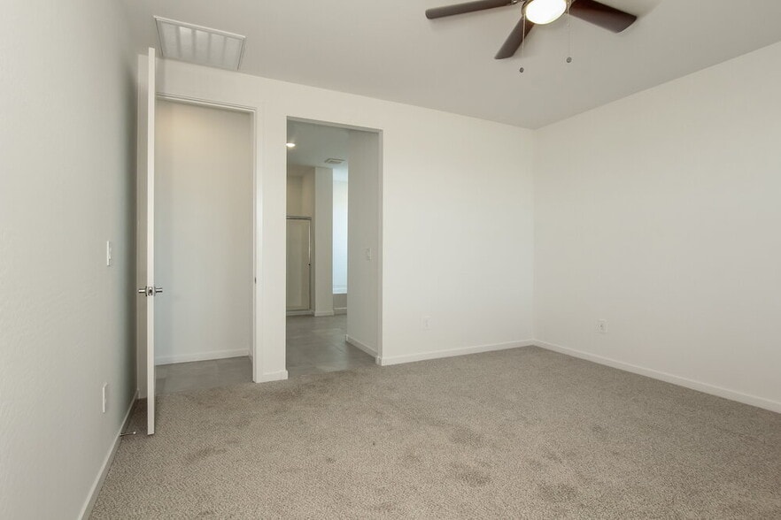 Building Photo - 5440 S 245th Ave