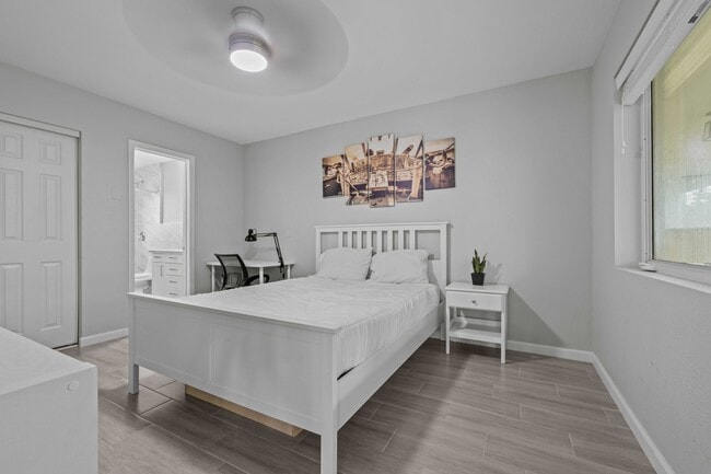 Building Photo - 1007 NE 9th Ct