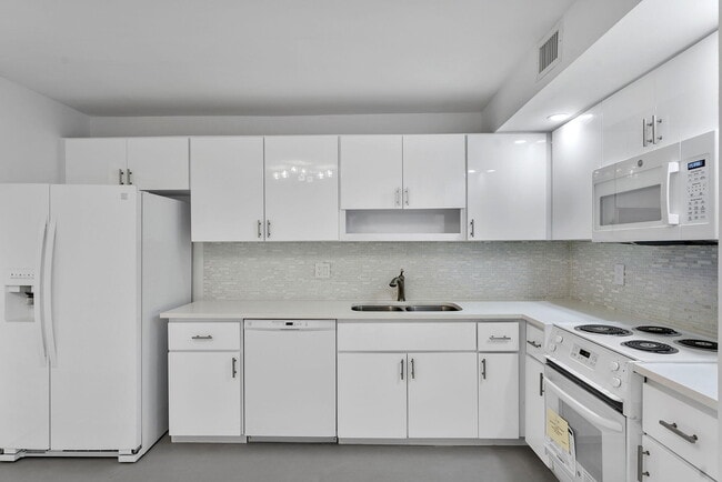 Building Photo - 1360 S Ocean Blvd