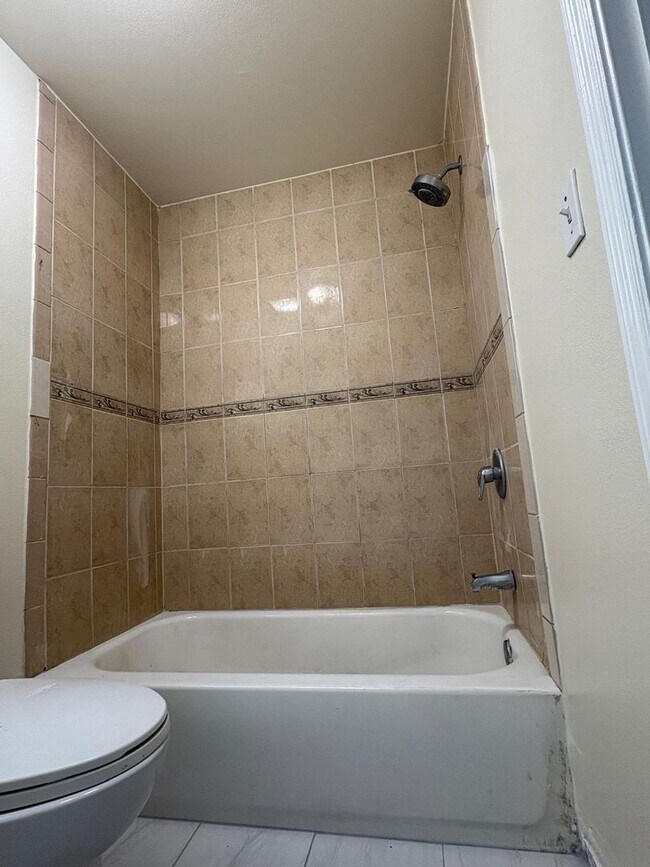 Building Photo - 3 Bed/2 Bath Move In Today! $3,200!