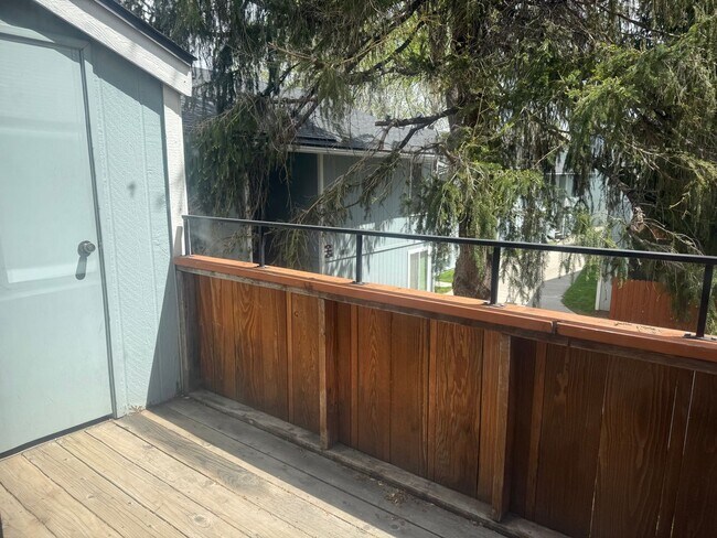 Building Photo - Remodeled South East Condo