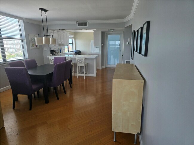 Building Photo - 1401 N Riverside Dr