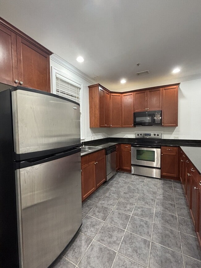 Building Photo - 5565 Colonial Chatsworth Cir