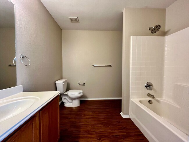 Building Photo - 2200 Lookout Ln