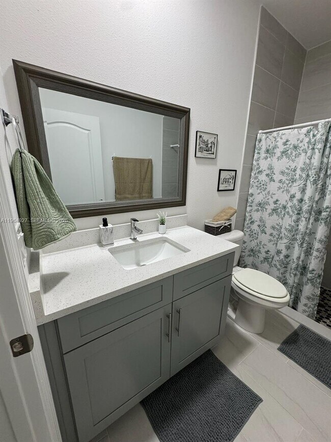 Building Photo - 649 N Lincoln St