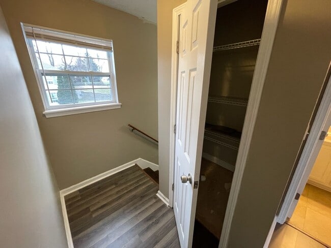 Building Photo - Updated East End Condo For Rent! So Nice