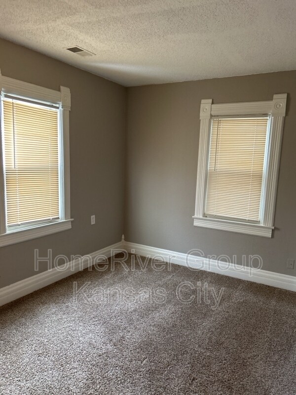 Building Photo - 2843 Belleview Ave
