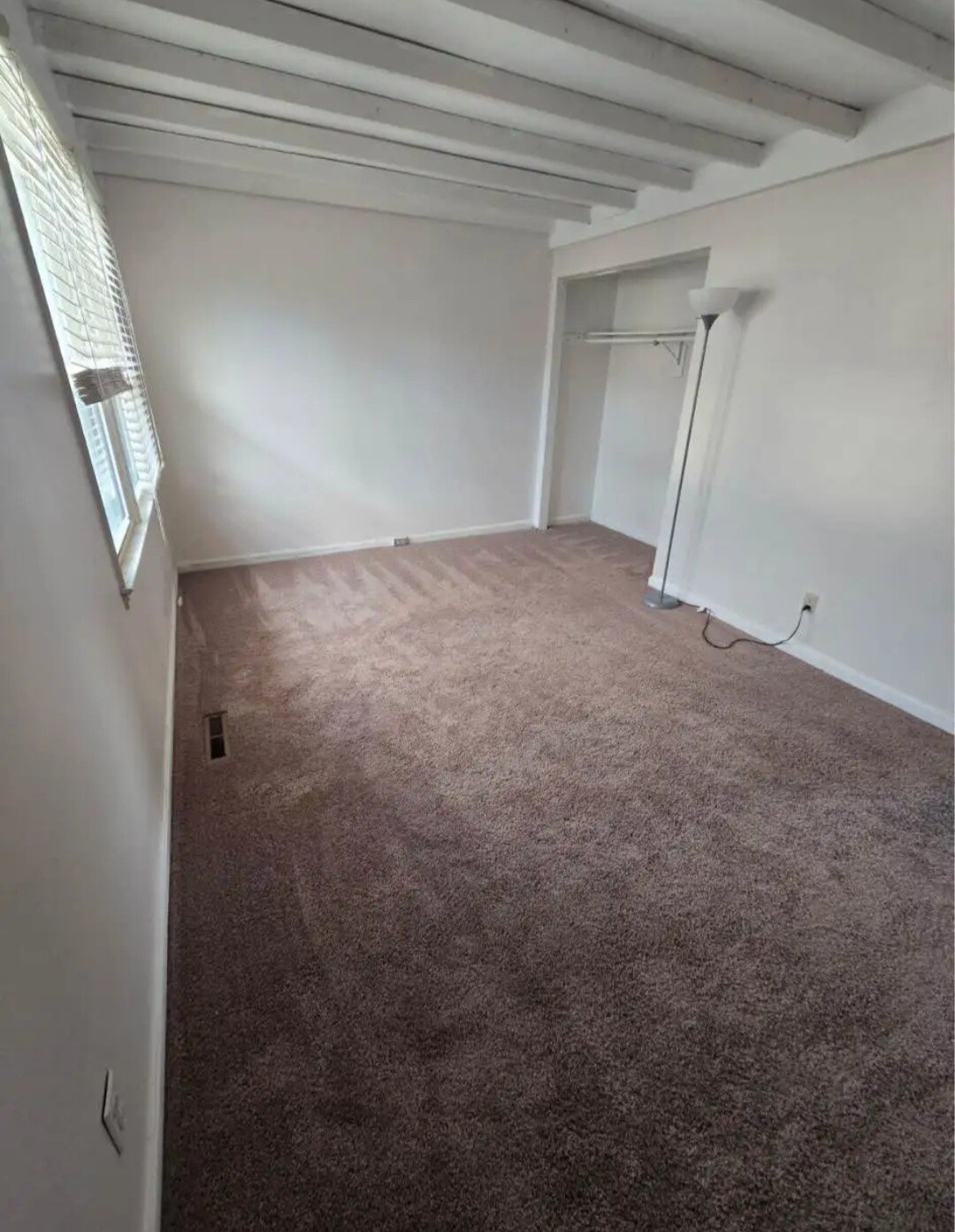 Building Photo - 300 Red Oak Dr