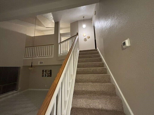 Building Photo - 15334 Oak Terrace Dr