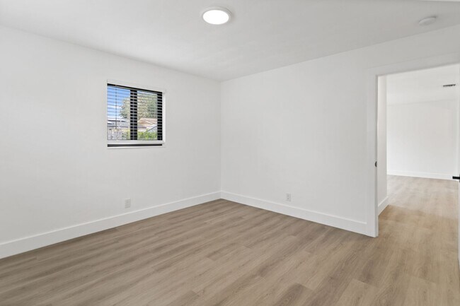 Building Photo - Beautiful home in quiet neighborhood