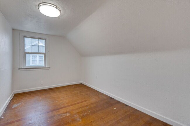 Building Photo - 1137 SE Uglow Ave